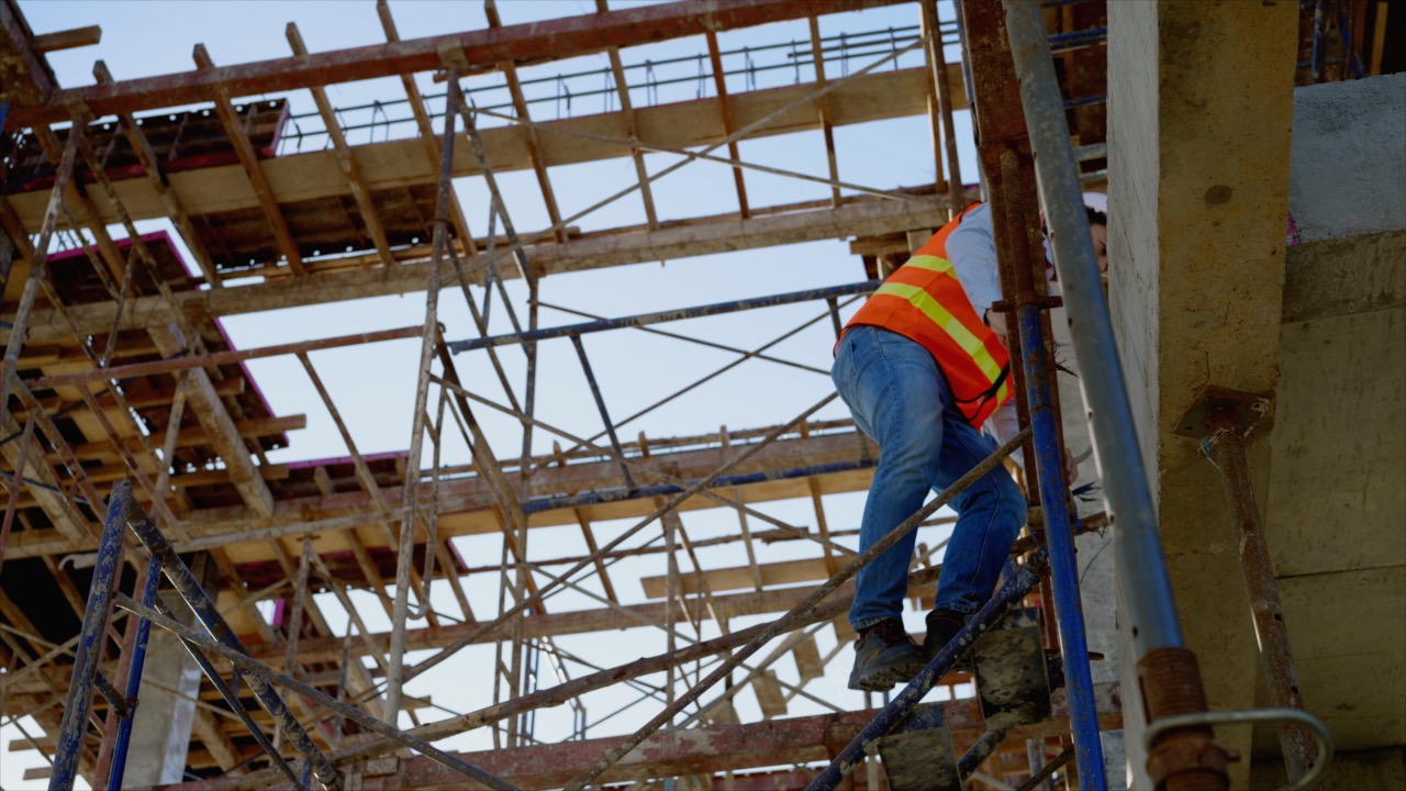 How Do Experienced Construction Injury Lawyers Navigate NY Workers’ Compensation Claims?